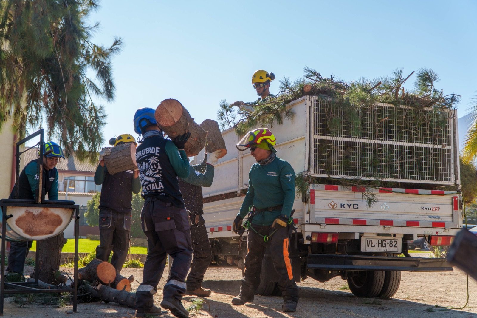 Operario cargando residuos en la tolva de un camión