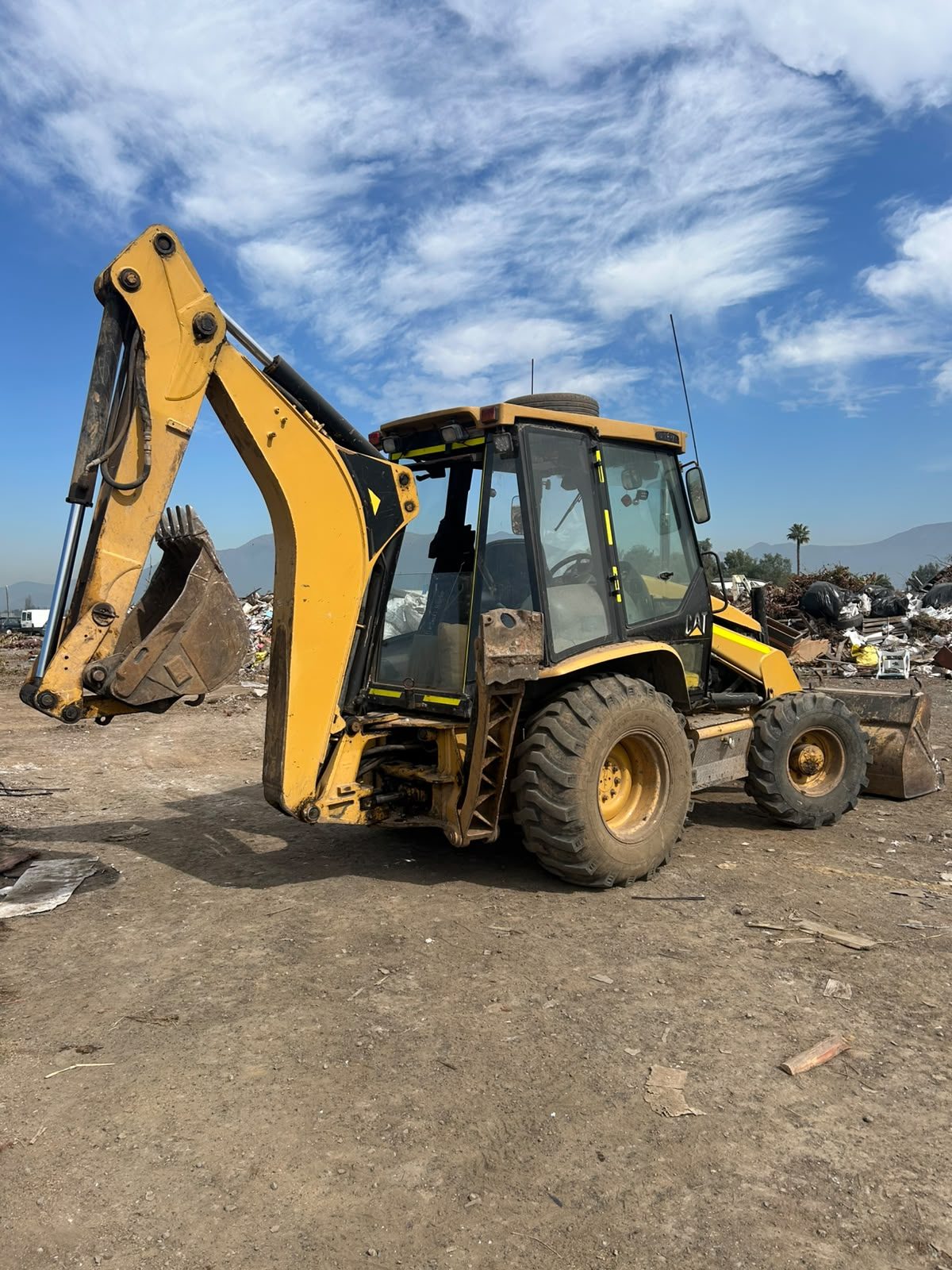 Retroexcavadora Caterpillar en terreno